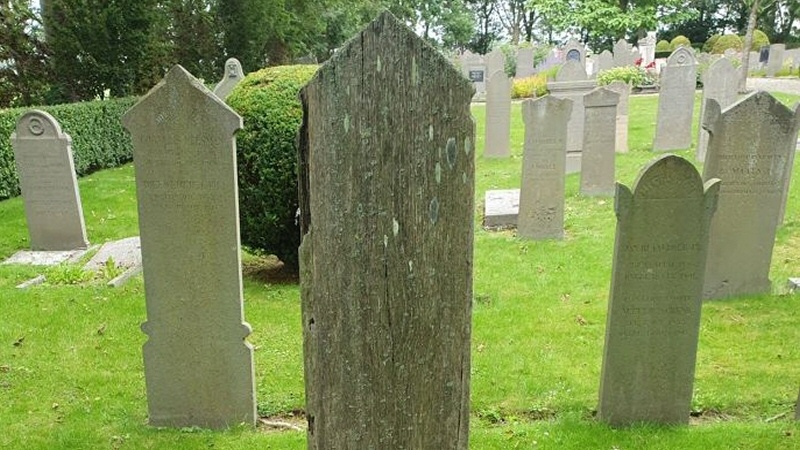 Restauratie van de houten grafmonumenten Westerbegraafplaats in Barsingerhorn
