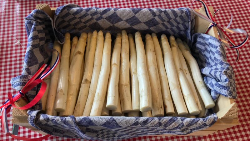 Eerste kistje wit goud voor goede doel