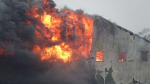 Veel rook bij uitslaande brand Tuitjenhorn (Update)
