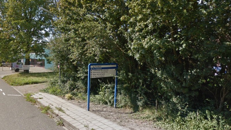 Meubelspuiter eist tonnen van gemeente