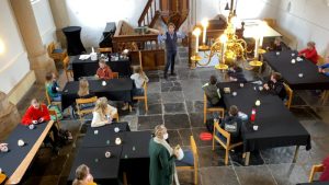 Tekenles Regius College in kerk Haringhuizen