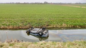 Auto te water in Warmenhuizen