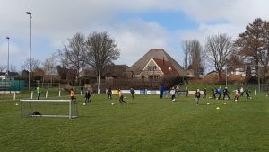 Voetbalskills leren tijdens gymles