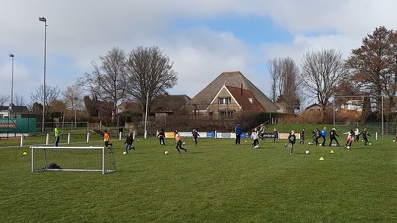 Voetbalskills leren tijdens gymles