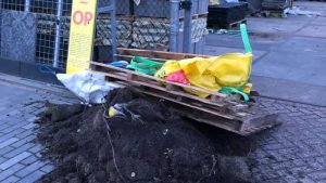 Tuinman dumpt afval bij Jonk Sierbestrating