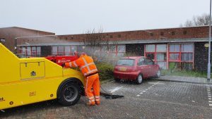 Auto rijdt tegen gevel in Julianadorp