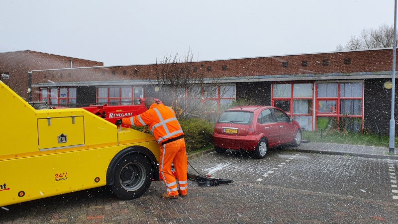 Auto rijdt tegen gevel in Julianadorp