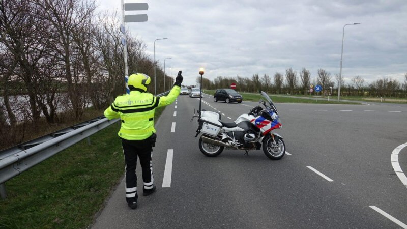 Auto en vrachtwagen botsen op N9