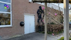 Geef Clusius leerlingen schuurpapier en verf