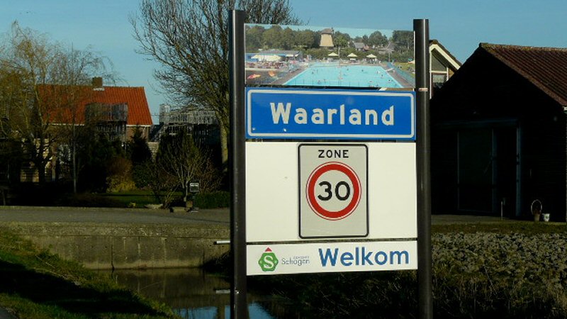 Twee laadpalen in Waarland