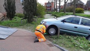 Auto bijna kopje onder