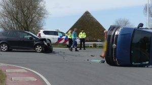 Auto op z’n kant in Schagerbrug