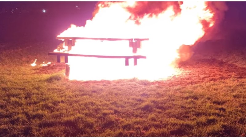 Picknicktafel in brand