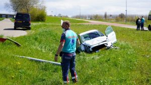 Auto uit de bocht in Warmenhuizen