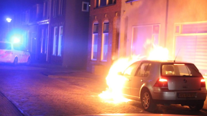 Autobrand na knal in Den Helder
