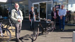 Winnaar Bevrijdingsloterij ontvangt fiets