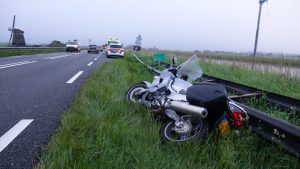 Motorrijder onderuit bij inhaalactie op N9