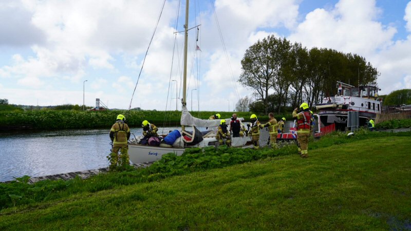 Bootje dreigt te zinken bij Schoorldam