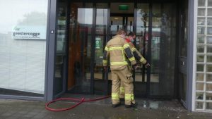 Brand bij hoofdingang Geestercogge