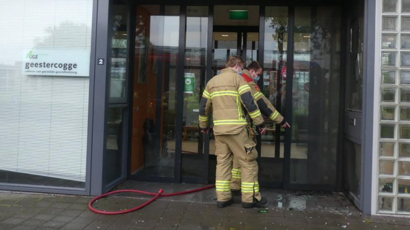 Brand bij hoofdingang Geestercogge