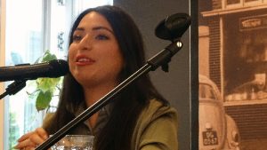 Schrijfster Lale Gül bij boekhandel Plukker