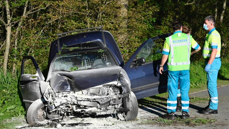 Busje ramt boom bij inhaalactie