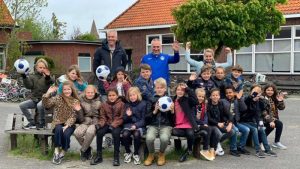 Succes deelt ballen uit op school