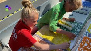 Leerlingen Aloysiusschool maken regenboogbank