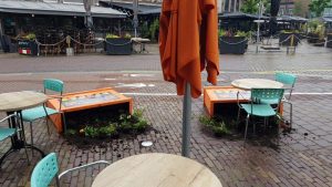 Vandalen slopen plantenbakken Markt (Update)