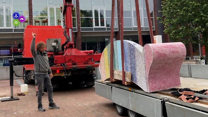 Regenboogbank in alle vroegte geplaatst