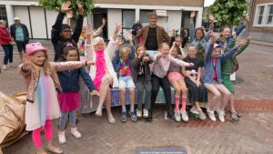 Onthulling Regenboogbank in Schagen