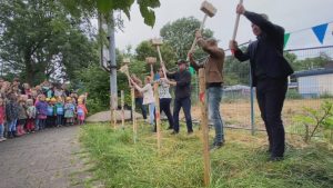 Eerste paal nieuw schoolgebouw zit erin