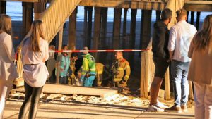 Gewonden bij instorten trap op strand