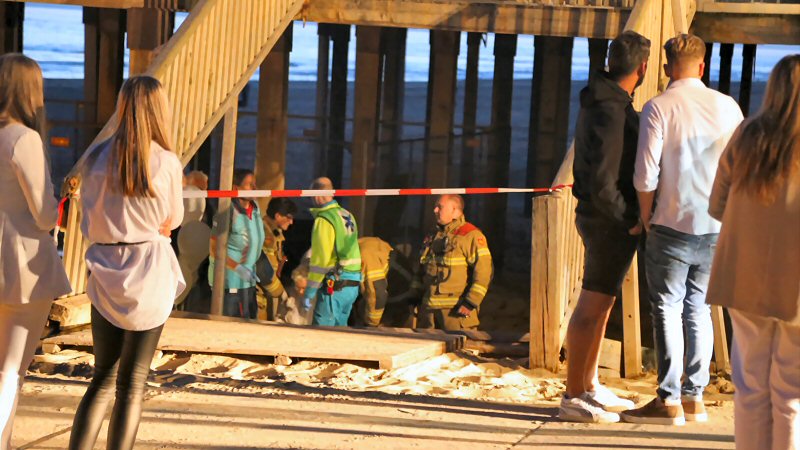 Gewonden bij instorten trap op strand