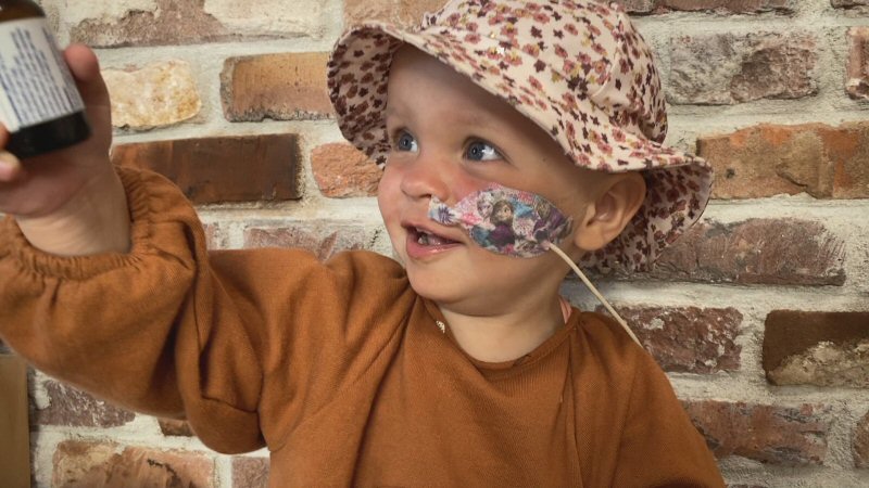 Zieke Charlie ontwerpt armbandje voor onderzoek