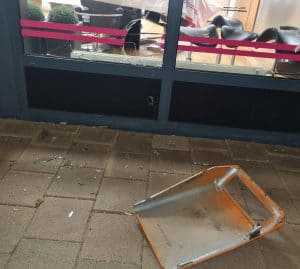Vandalen blazen prullenbak op en slopen daarbij winkelruit in Julianadorp