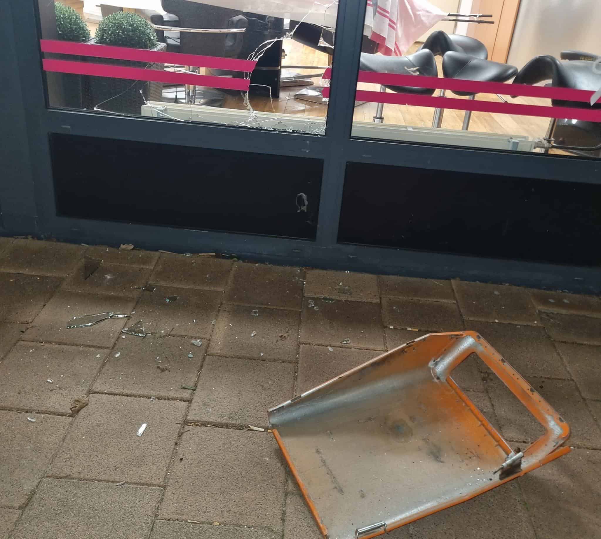 Vandalen blazen prullenbak op en slopen daarbij winkelruit in Julianadorp