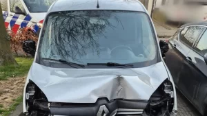Bestuurder vlucht na aanrijding tegen lantaarnpaal