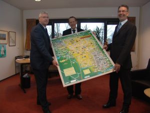 Historische kaart Schagen overhandigd
