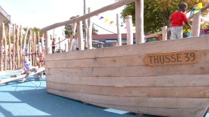 Video: Leerlingen Jac. P. Thijsseschool starten schooljaar op vernieuwd schoolplein