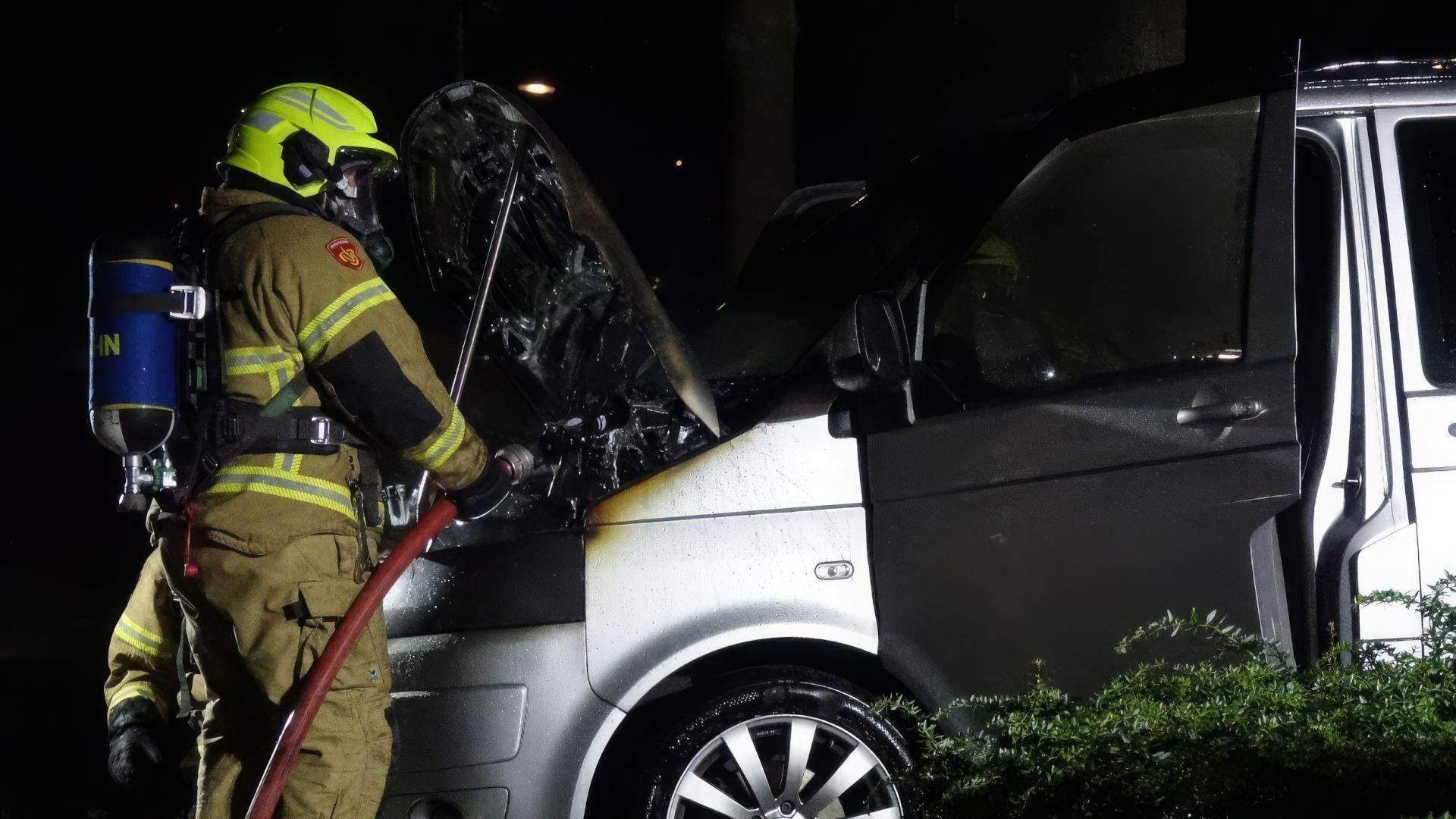 Schade aan bestelbus door brand