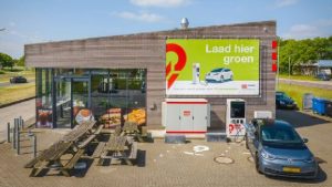 Tankstation met zonnestroom in Den Oever