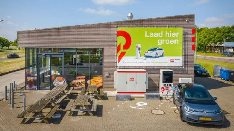 Tankstation met zonnestroom in Den Oever