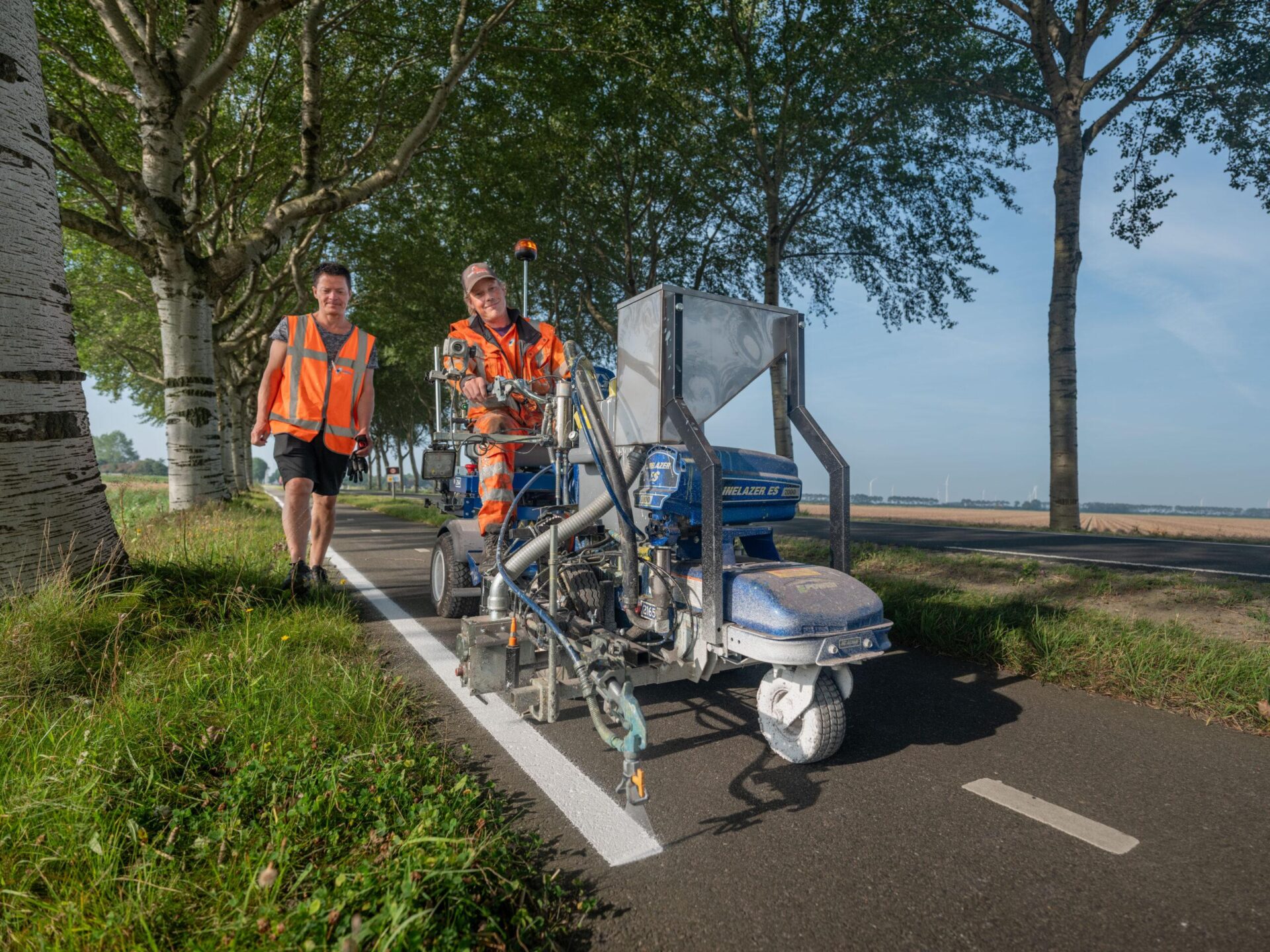 Veiliger op de fiets dankzij witte strepen langs provinciale fietspaden