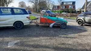 Aanhangwagen breekt op spoorwegovergang Schagen