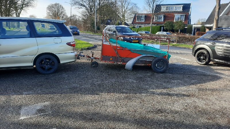 Aanhangwagen breekt op spoorwegovergang Schagen