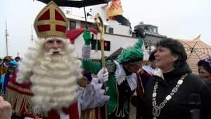 Video: Honderden kinderen verwelkomen Sinterklaas in de Oeverse haven
