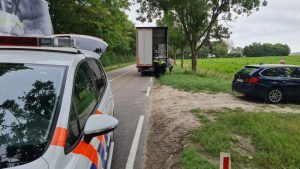 Vrachtwagen botst tegen auto