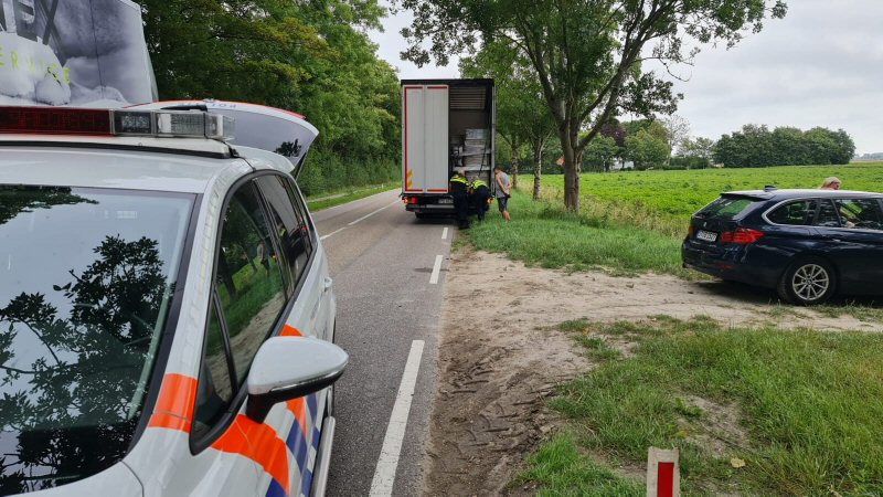 Vrachtwagen botst tegen auto