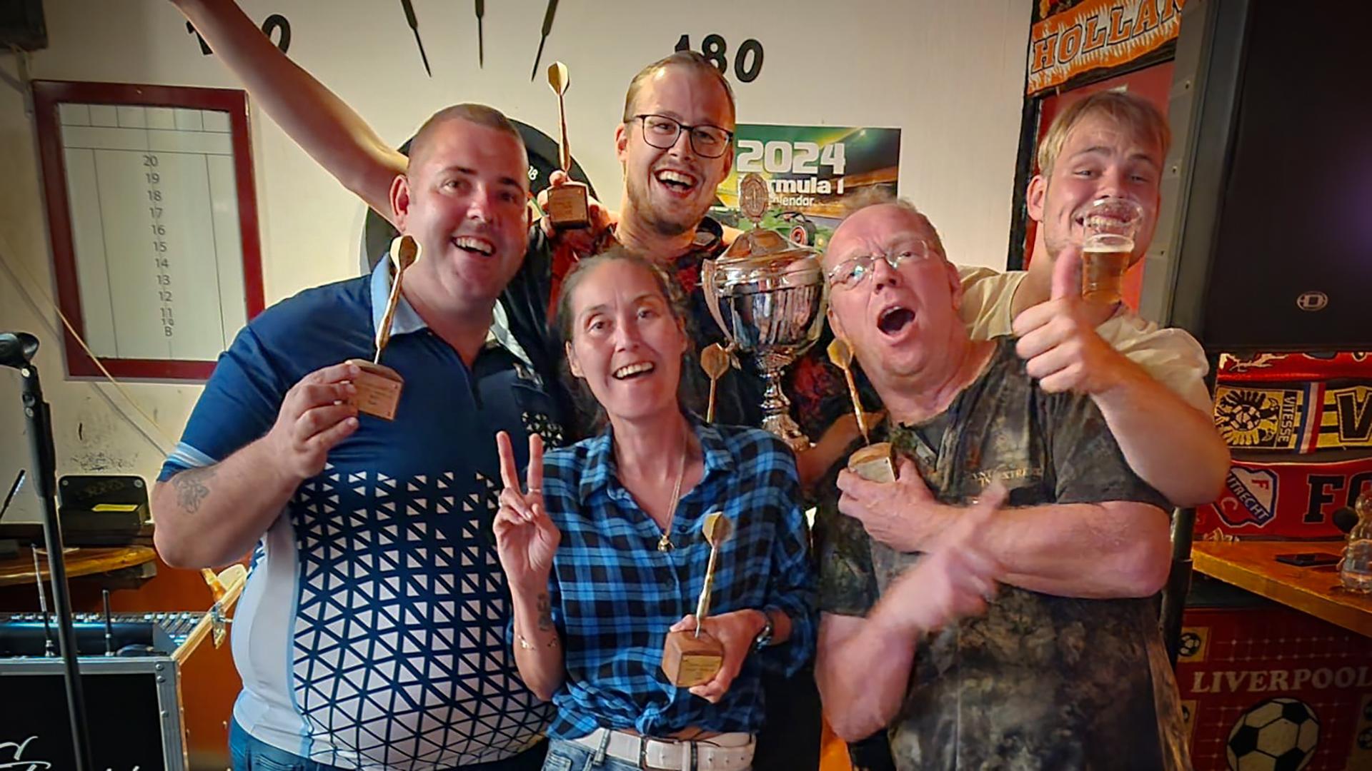Kelvin van Dijk wint Darts4Kika straattoernooi